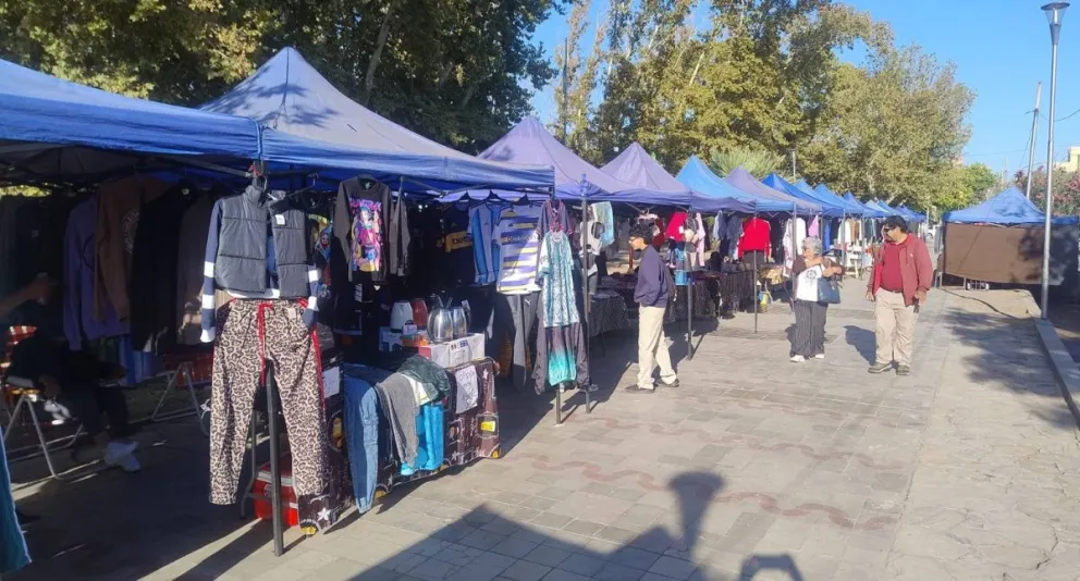 Laciar trasladará a los puesteros de Plaza Laprida, en otro gesto de “orden” y de llegar a un votante “libertario”